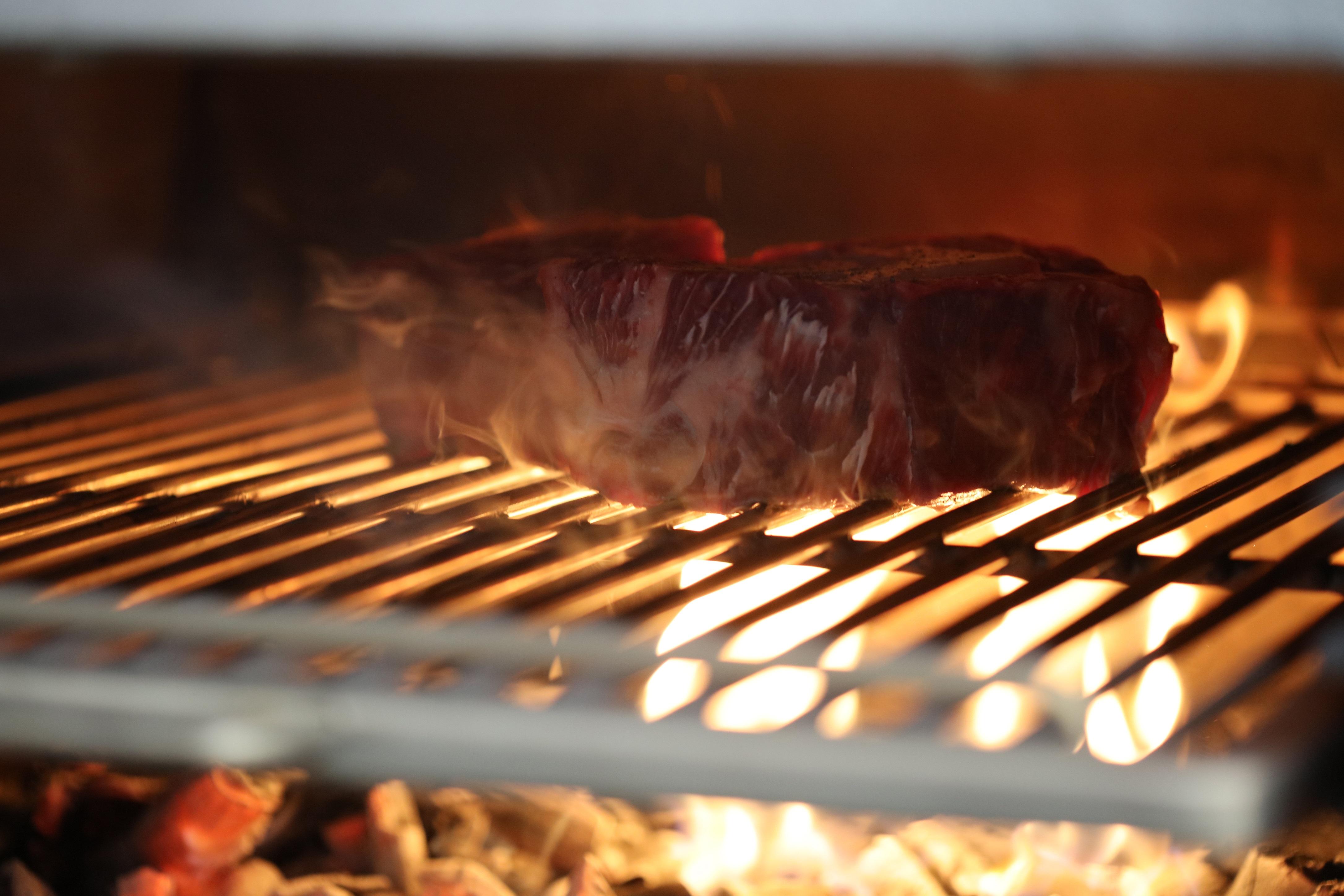 BO Hotel Palma Palma de Maiorca Exterior foto A steak being cooked on a barbecue.