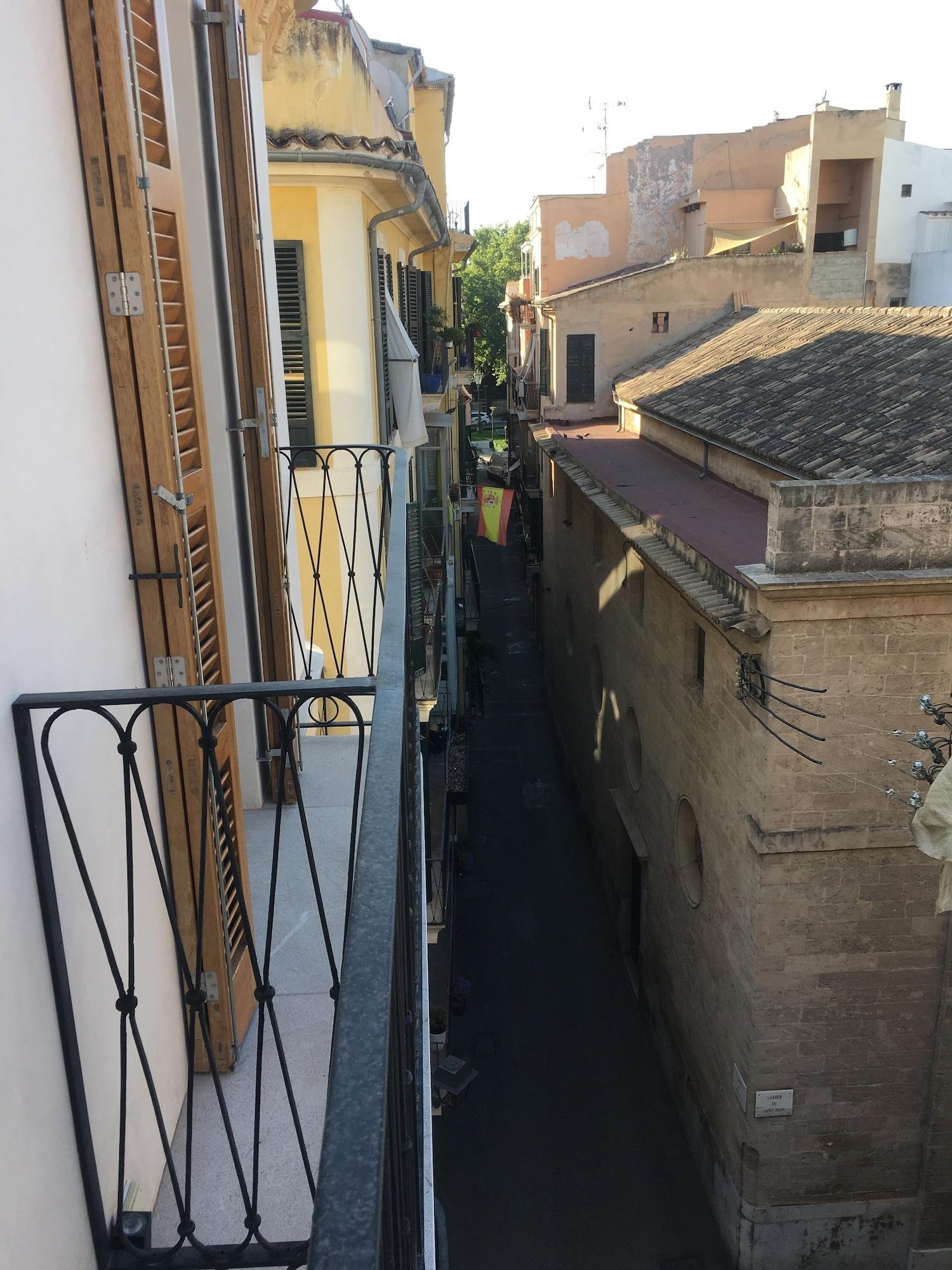 BO Hotel Palma Palma de Maiorca Exterior foto Balcony of a typical house in the old town