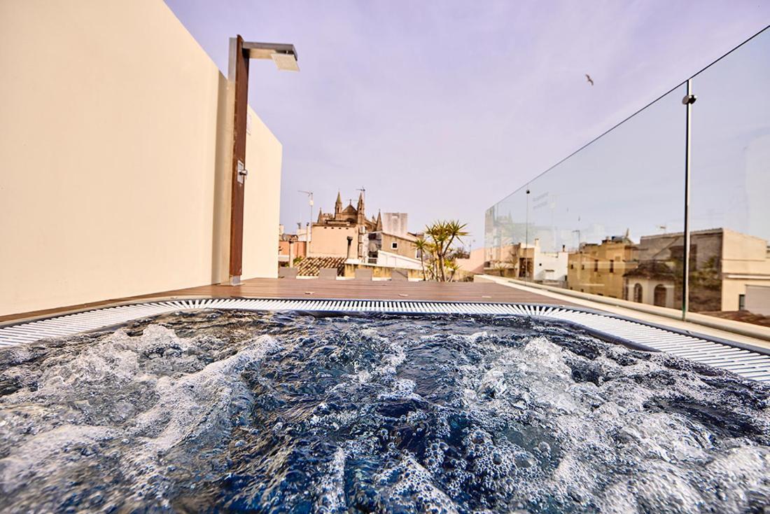 BO Hotel Palma Palma de Maiorca Exterior foto Hot tub on the rooftop
