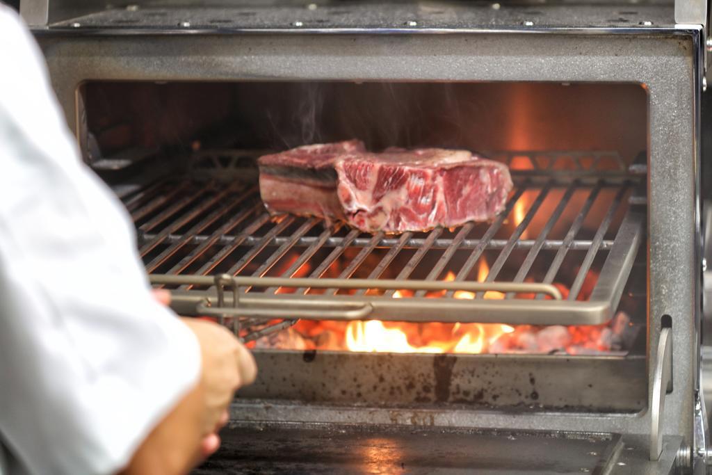 BO Hotel Palma Palma de Maiorca Exterior foto A steak being cooked on a barbecue